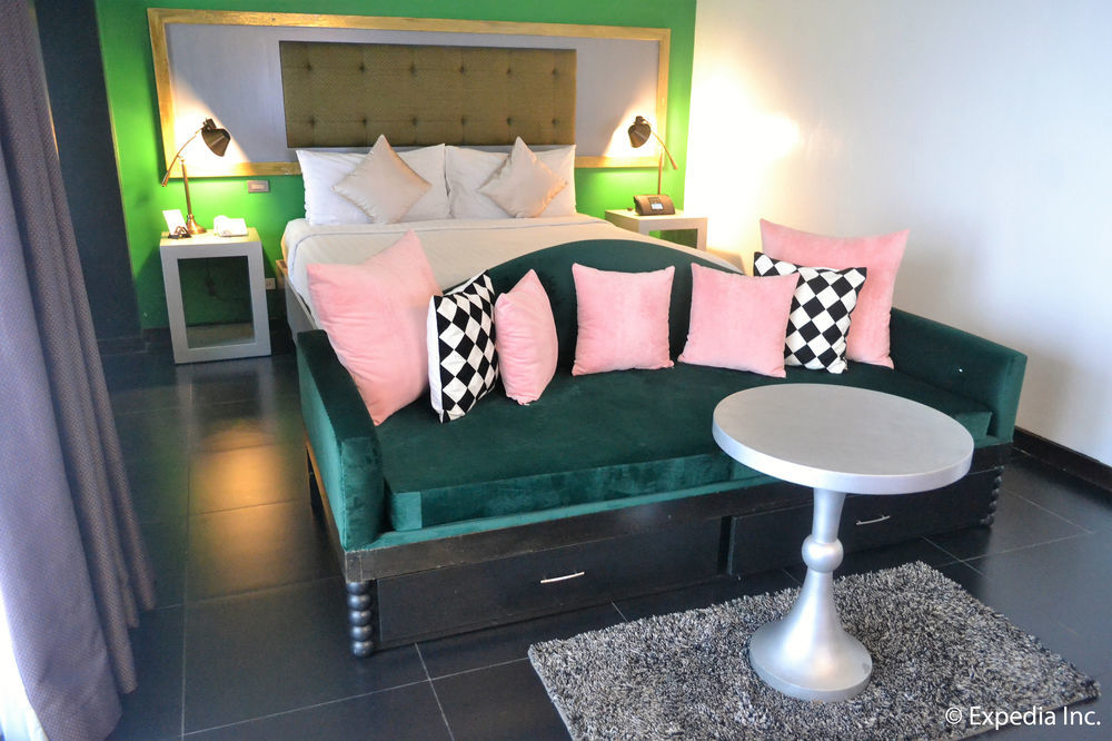 The Theodore Hotel Tagaytay City Bagian luar foto